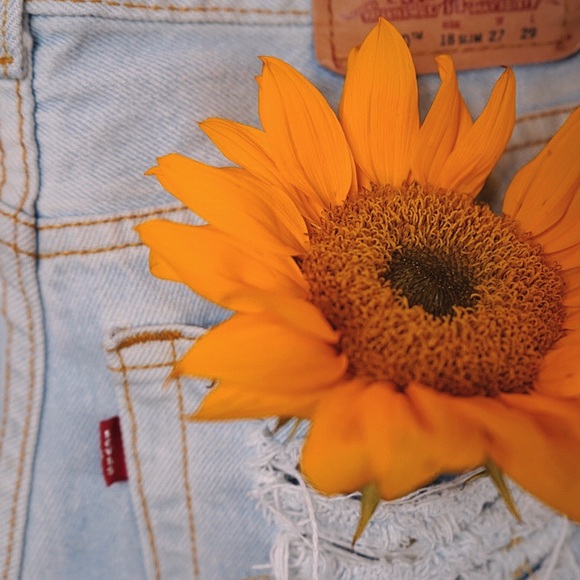 Distressed light Wash Levi's - Picture 4 of 6